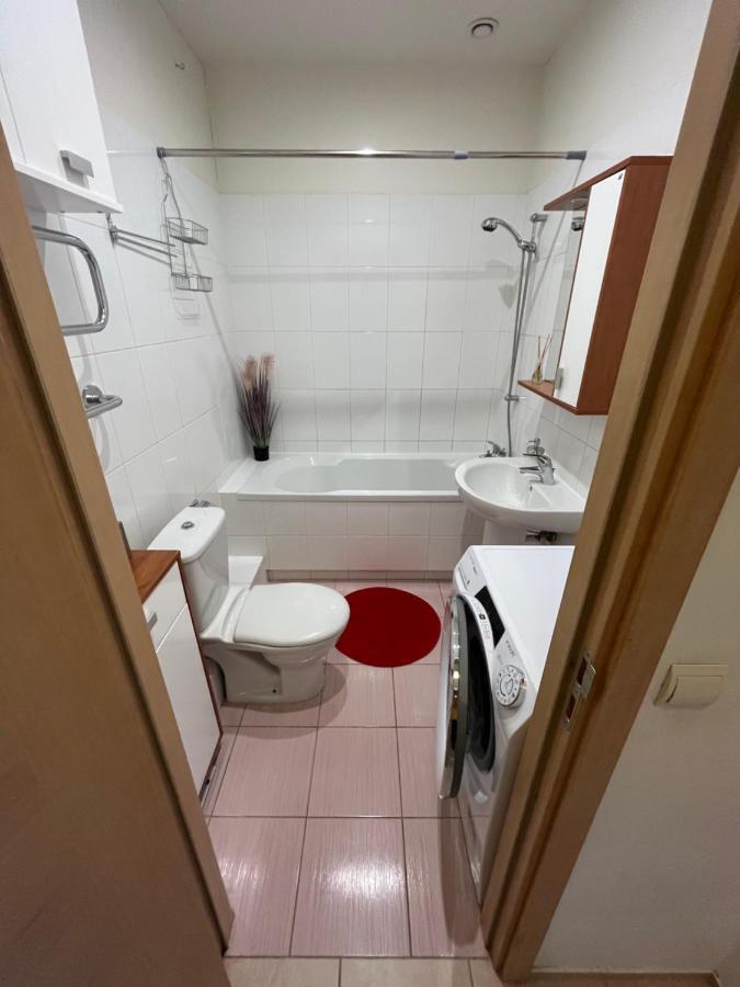 Lovely Apartments In Imanta With Free Parking Riga Exterior foto